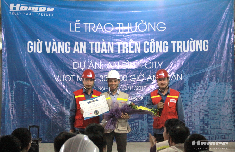 Anh Mai Văn Huân (giữa)- PM dự án An Bình nhận bằng khen và hoa chúc mừng